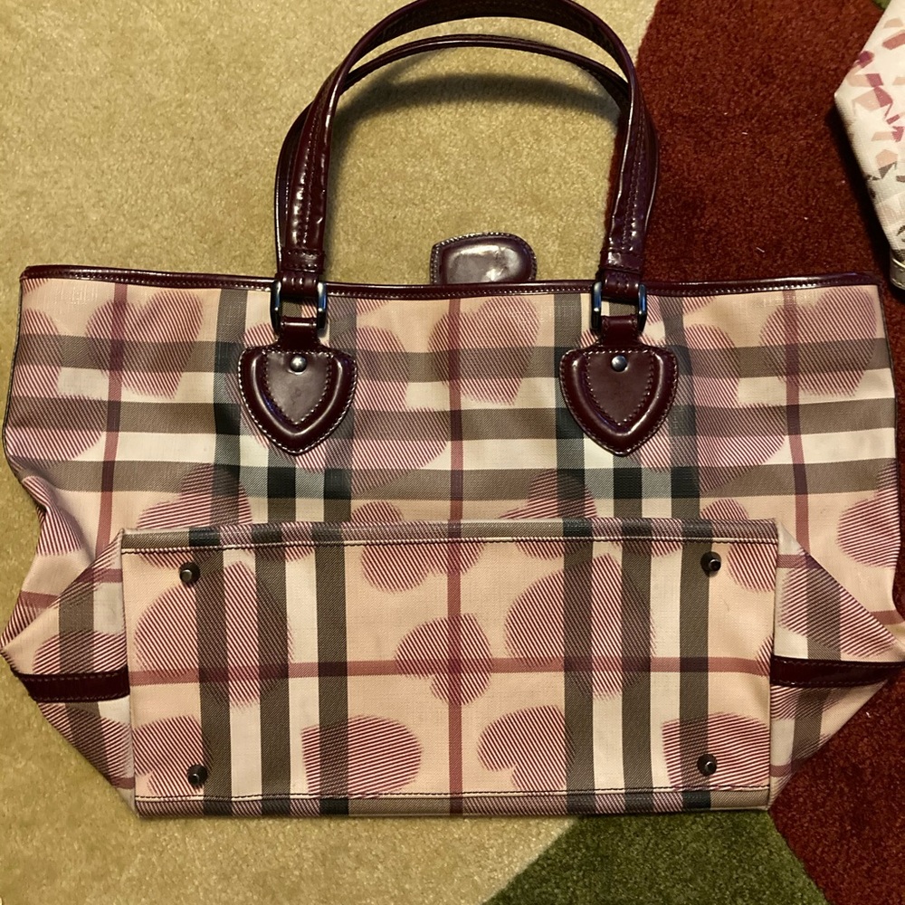 💯 Authentic red Burberry Hearts limited edition.